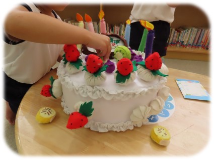 ケーキで遊ぶ子ども