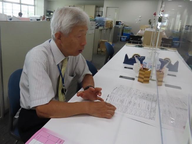 相談員が窓口で相談をうけている画像